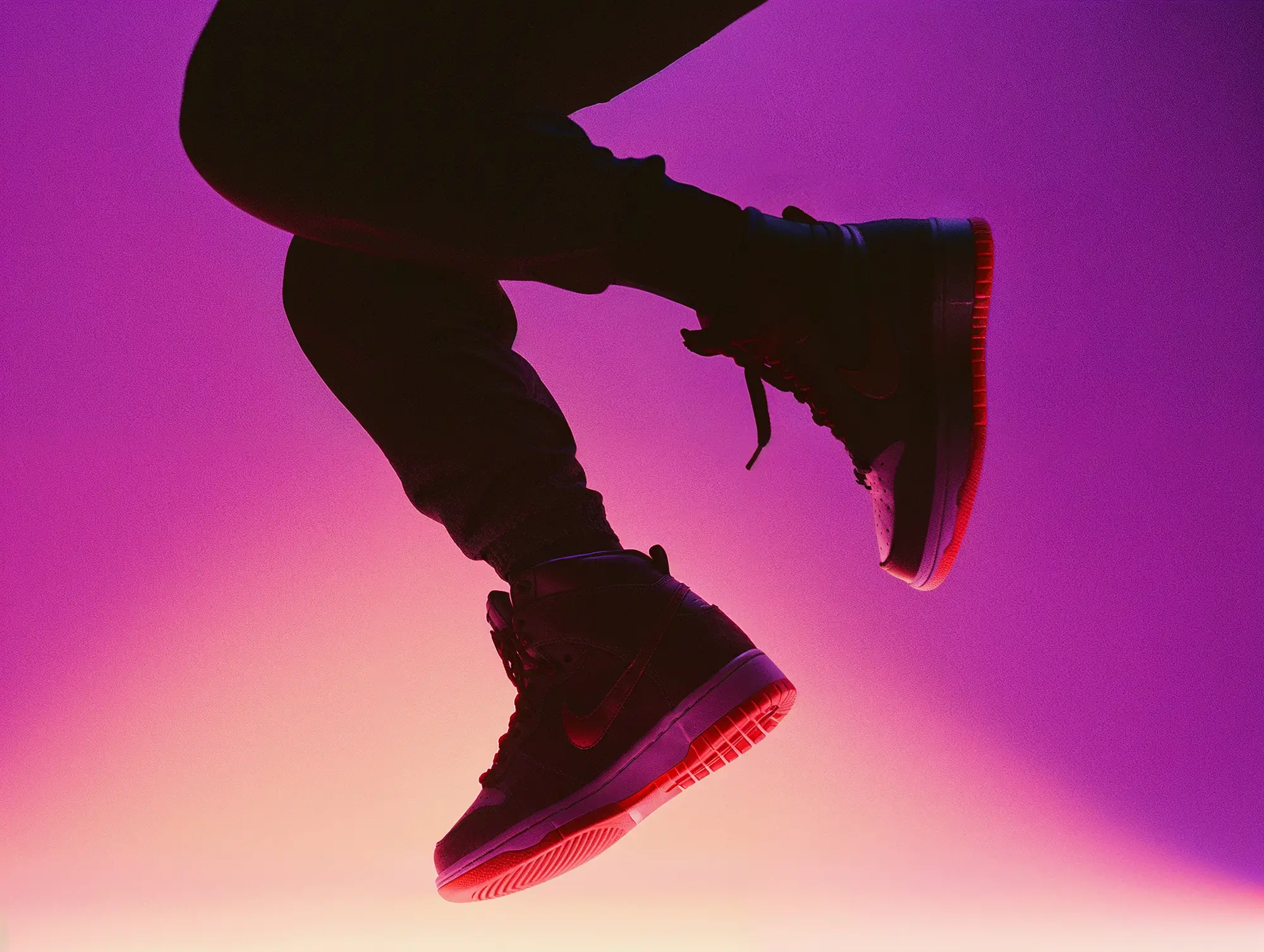 Sportliche Sneakers in Bewegung vor neonfarbenem Hintergrund – Symbol für Dynamik, Aufbruch und mutige Markenführung im digitalen Marketing.