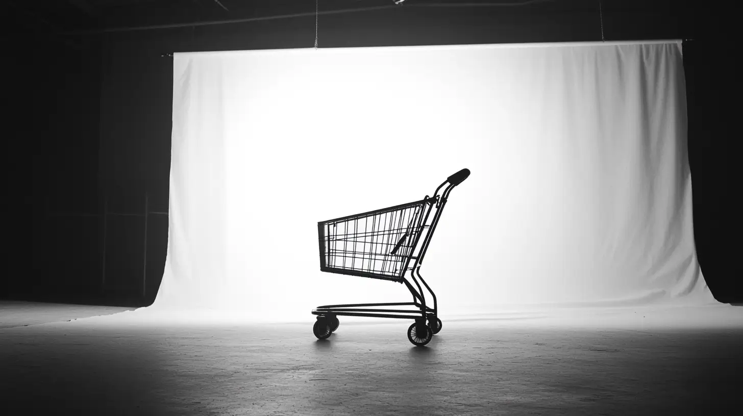 Schwarzer Einkaufswagen im leeren Fotostudio vor weißem Hintergrund – minimalistisches Symbol für Konsumverhalten, Einkaufsentscheidung oder Isolation im Handel.